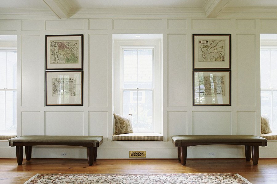 Молдинг на окна дома в интерьере