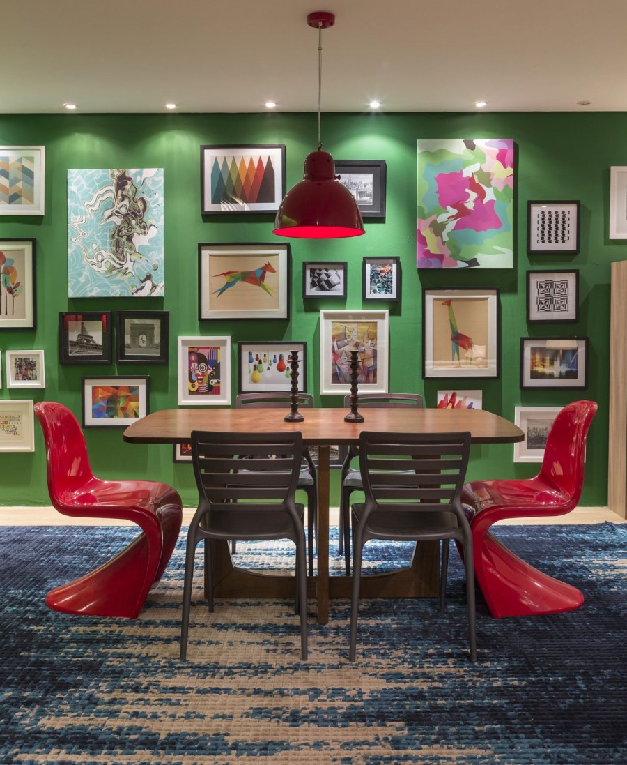 Зеленый и бордовый в интерьере