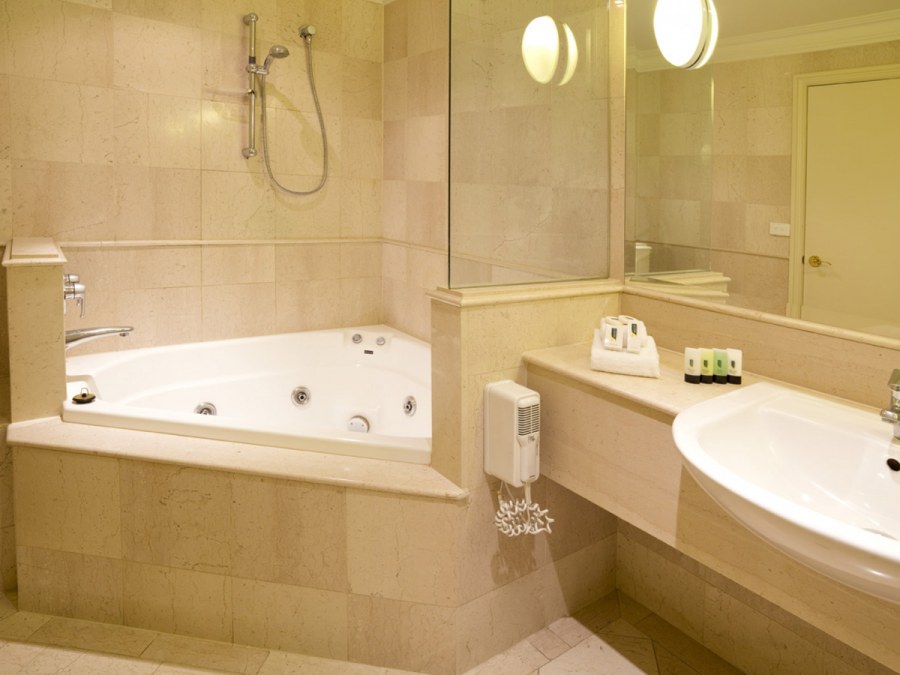 Ванная комната с треугольной ванной