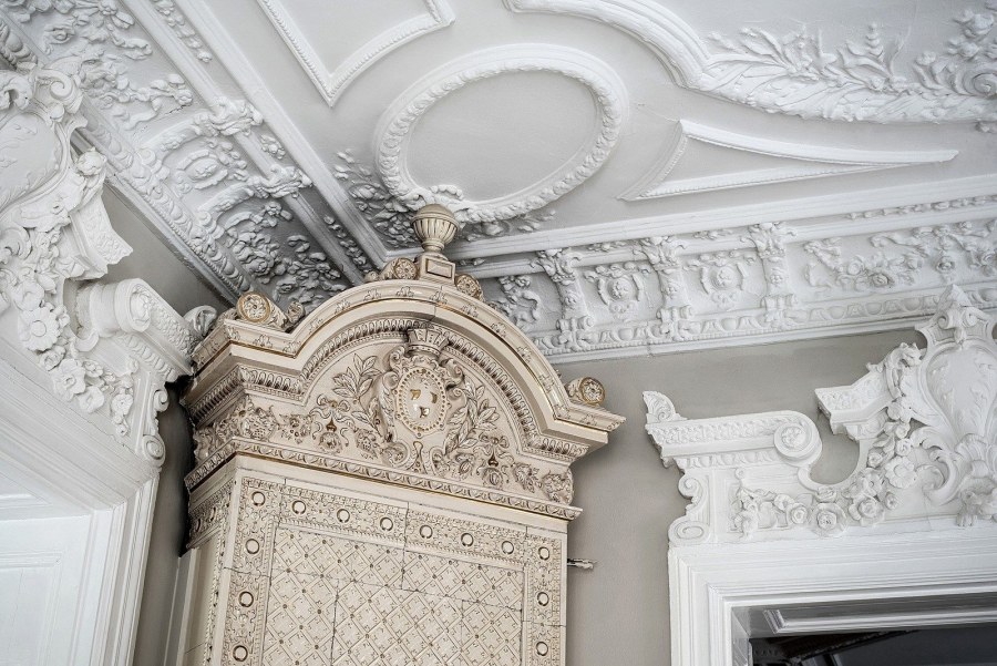 Лепнина на потолке