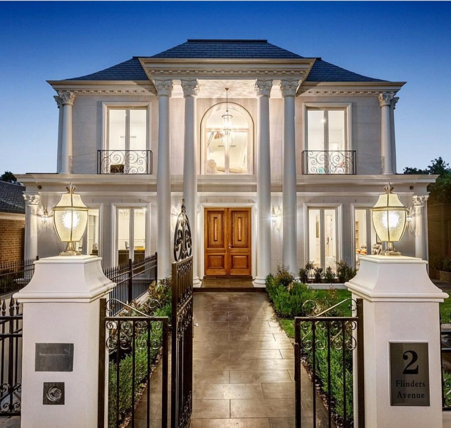 Фасад дома в венецианском стиле