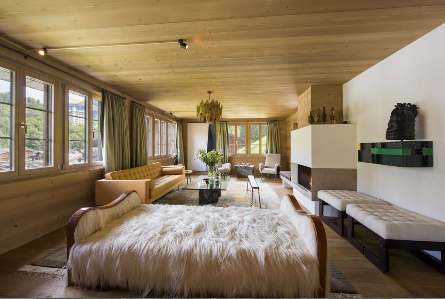 Деревянный дом на склоне