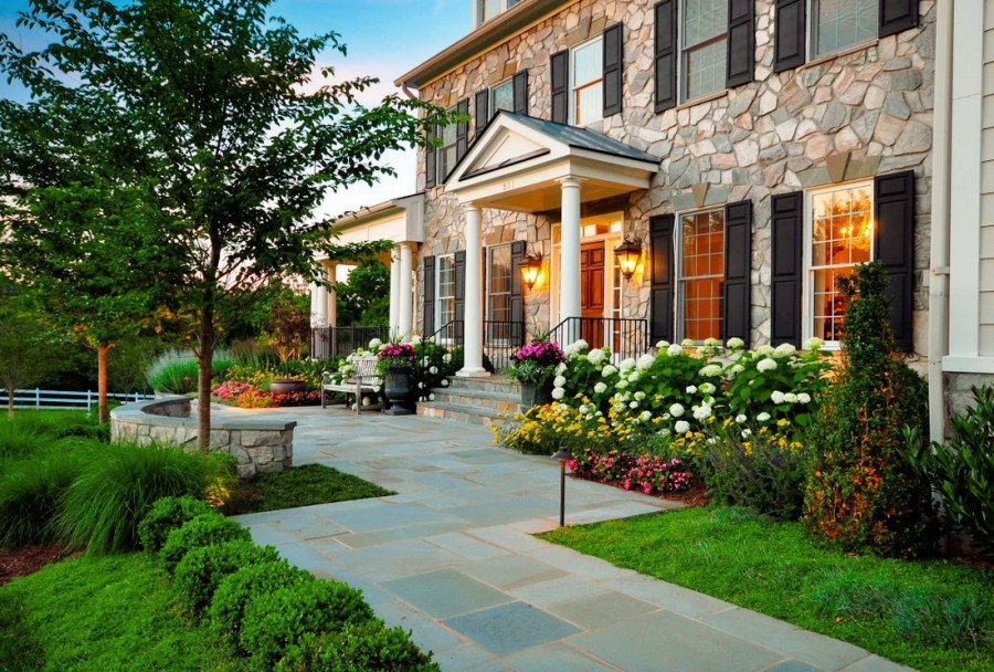 Красивый двор перед домом