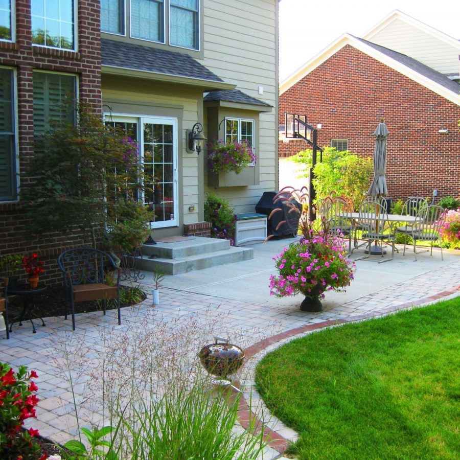 Ландшафт перед домом и гаражом