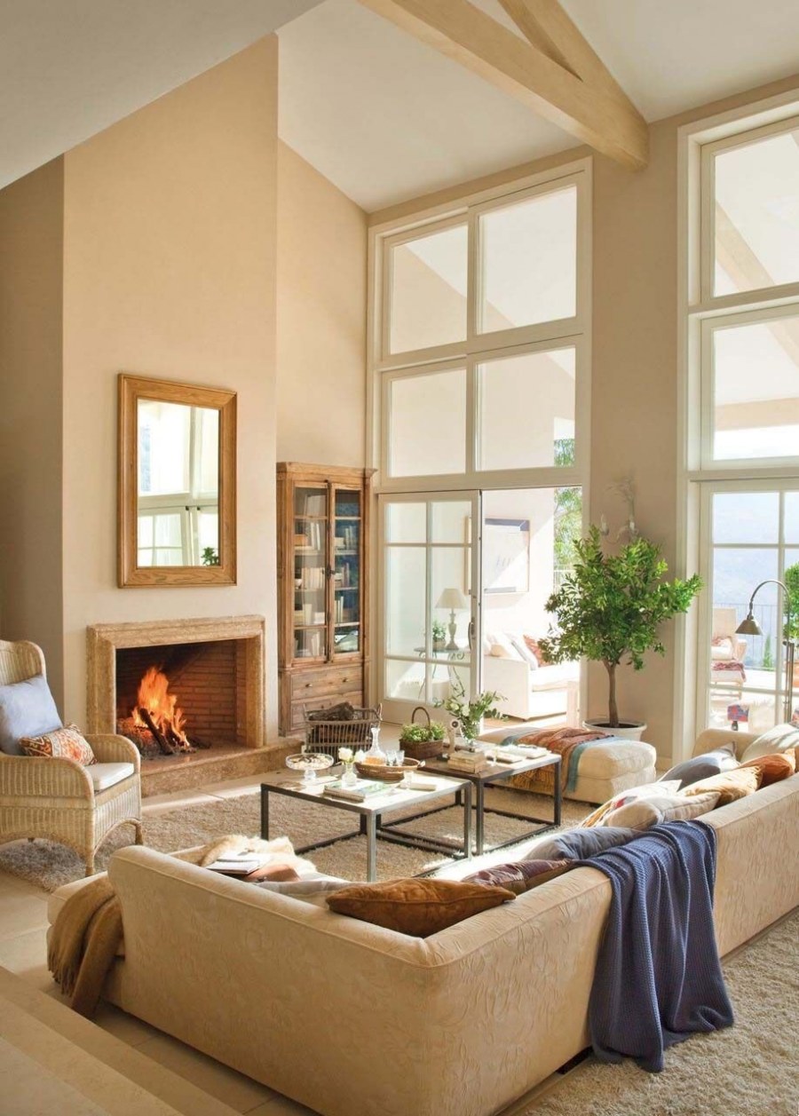 Уютная комната с камином