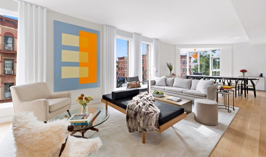 Уютная комната с камином