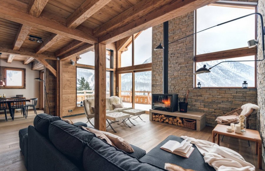 Гостиная в стиле Шале в загородном доме с камином