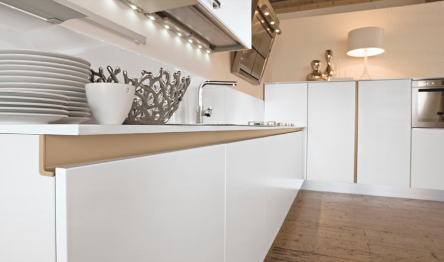 Белая кухня с ручкой gola золото