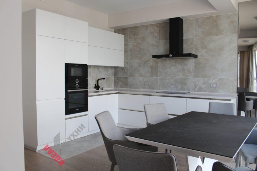 Белая кухня с черным профилем gola
