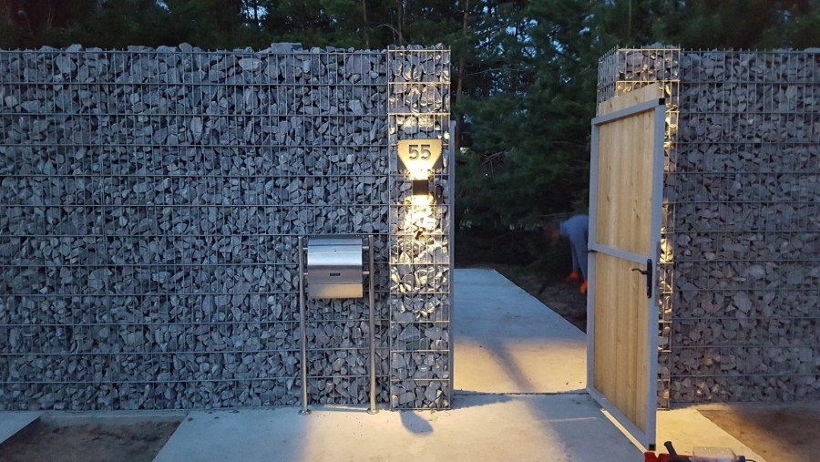 Забор из габионов с подсветкой