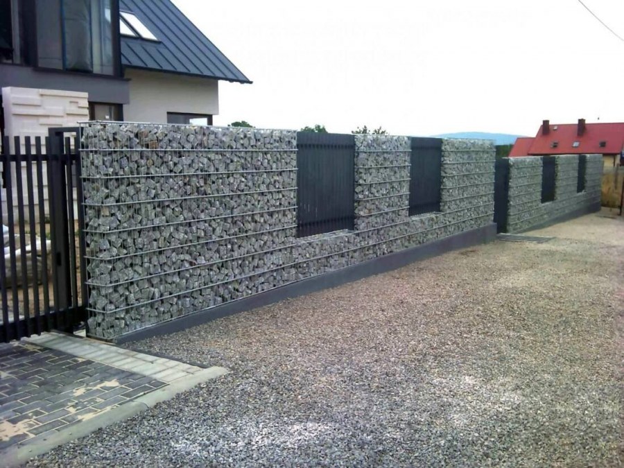 Цоколь забора из габионов