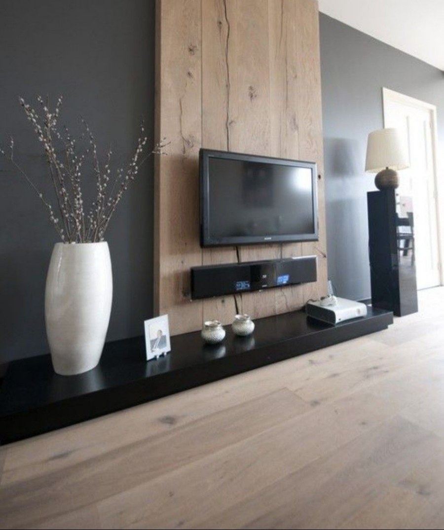 Деревянная стена в интерьере гостиной