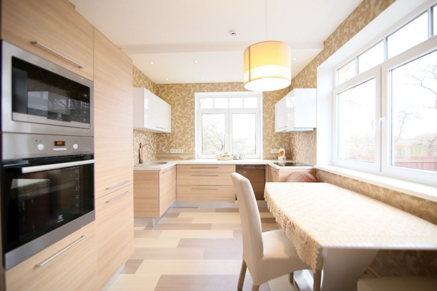 Интерьер кухни в квартире в светлых тонах в современная кухня