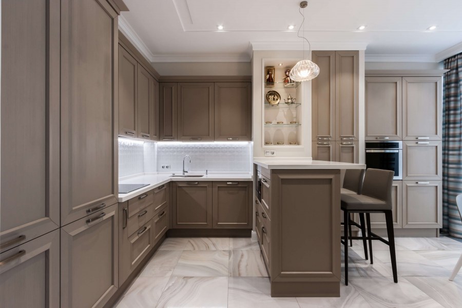 Интерьер угловой кухни 10