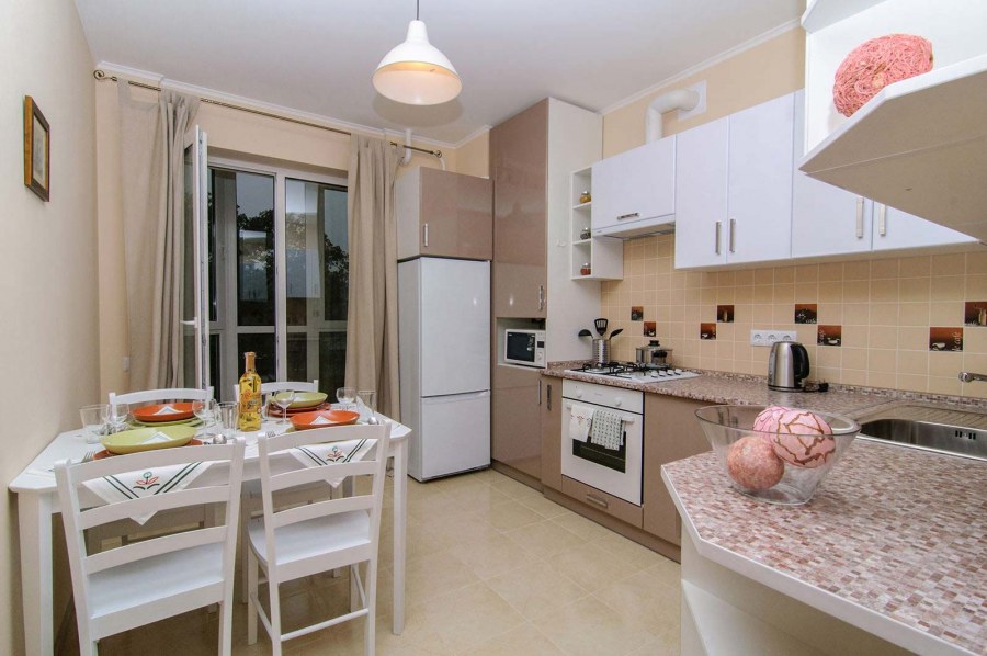 Современная кухня в светлых тонах