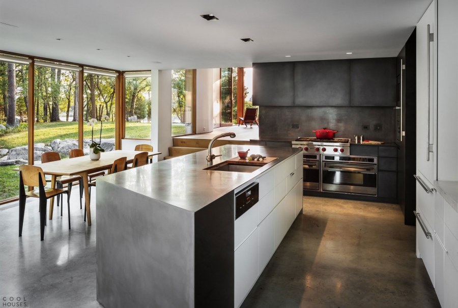 Кухня в доме в современном стиле
