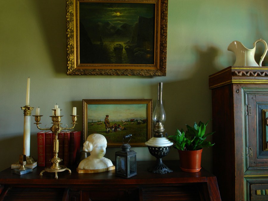 Антиквариат в интерьере квартиры