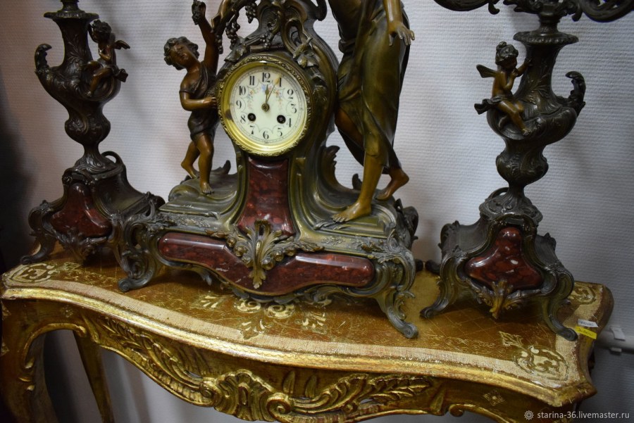Часы каминные с канделябрами шпиатр