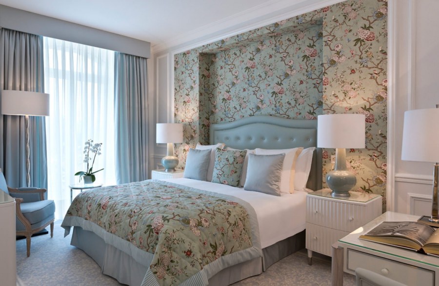 Прихожая с комбинированными обоями