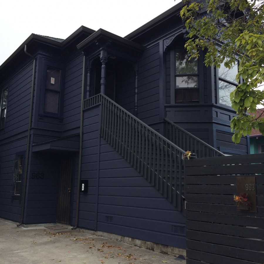 Дом черный сайдинг