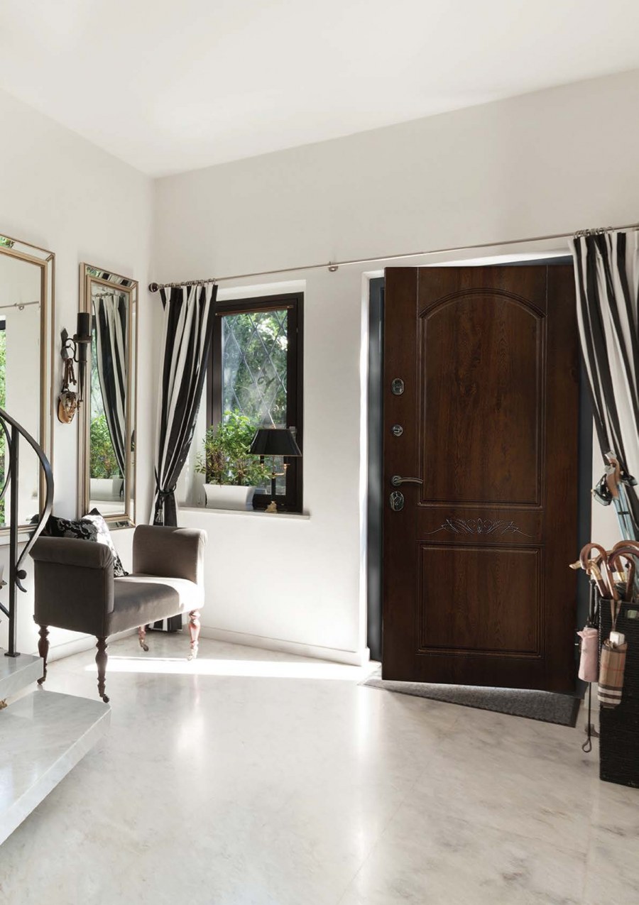 Стильная входная дверь в интерьере