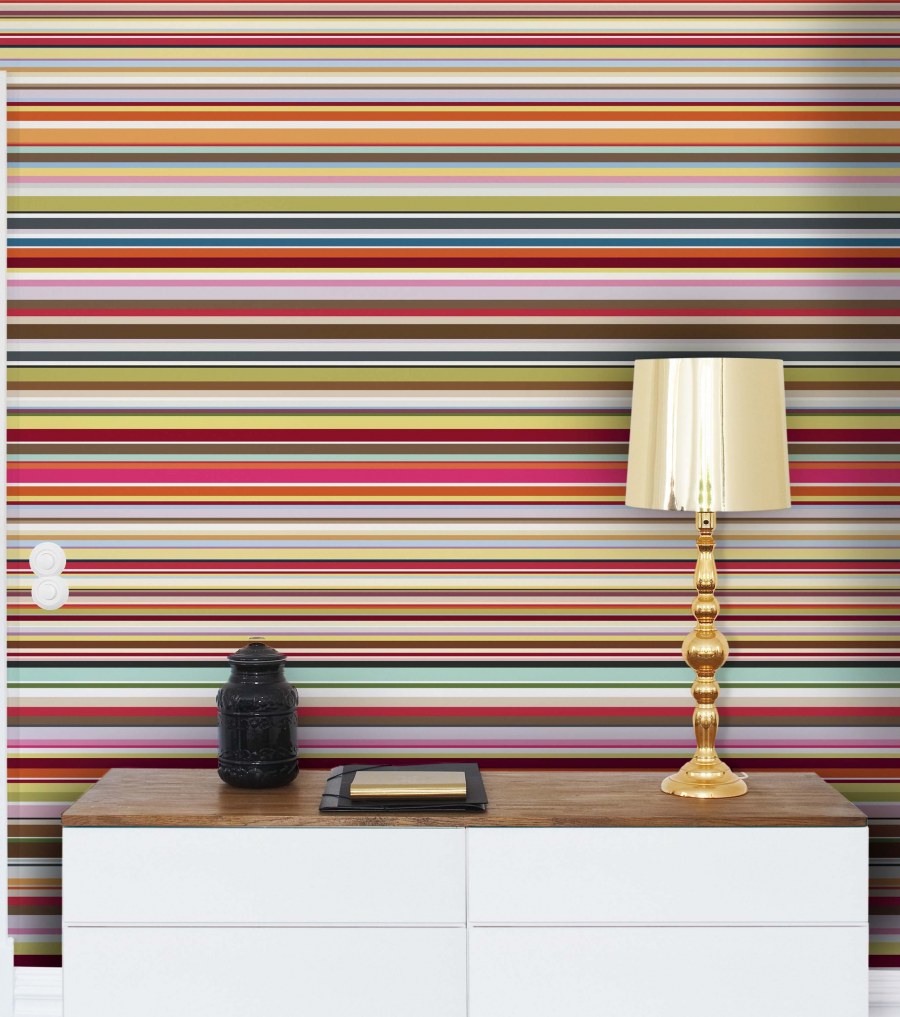 Золотые полосы на стене