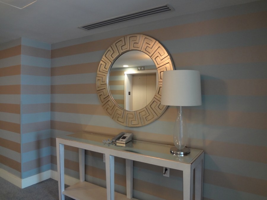 Неправильный полосатый интерьер