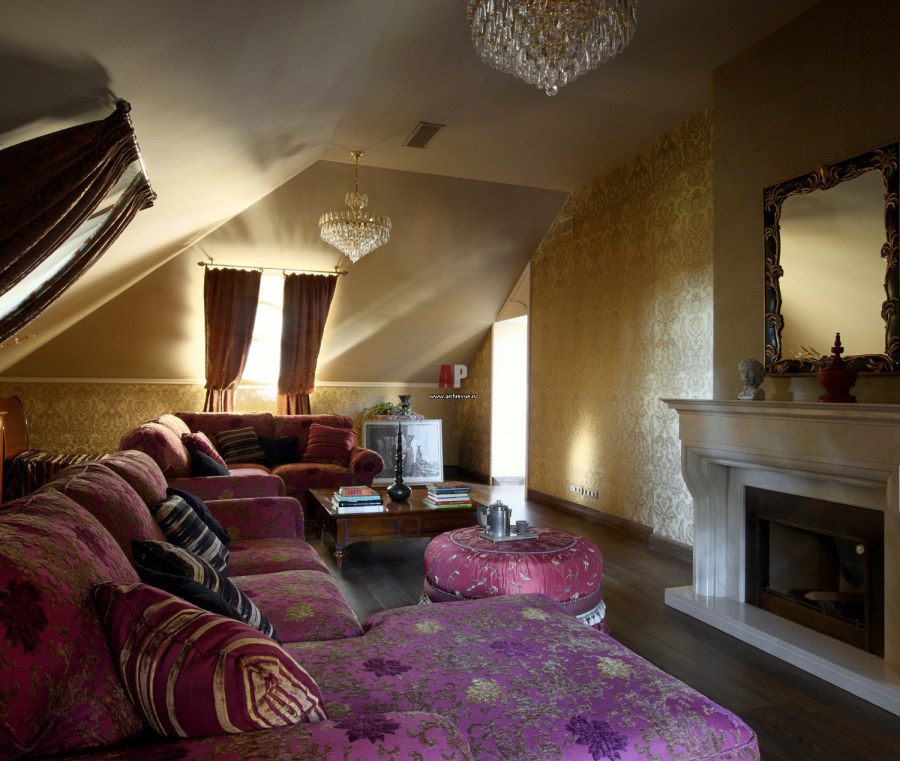 Потолочный плинтус в мансардной комнате