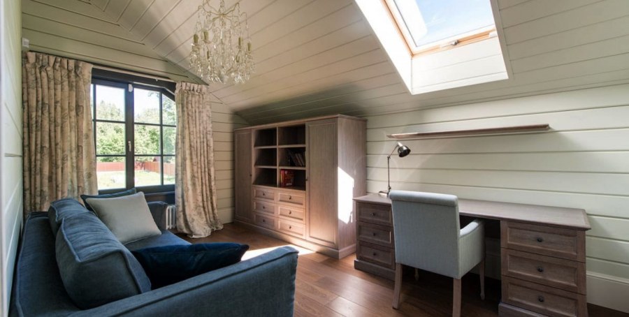 Спальня на мансарде с камином