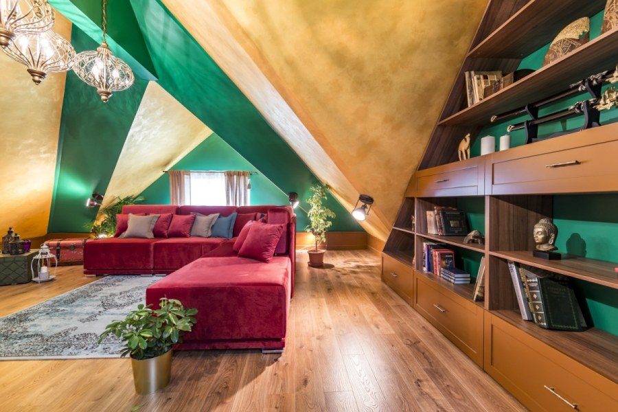 Гостиная с мансардными окнами