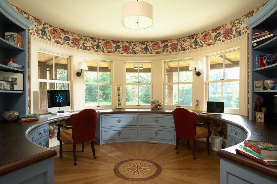 Письменный стол в эркере