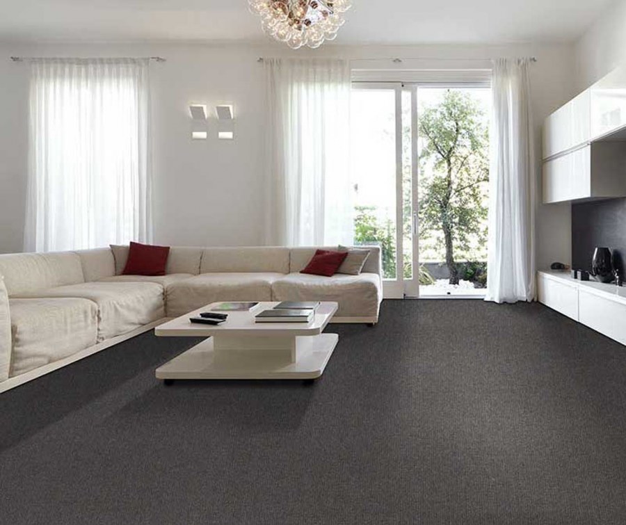 Светлая гостиная с темными полами