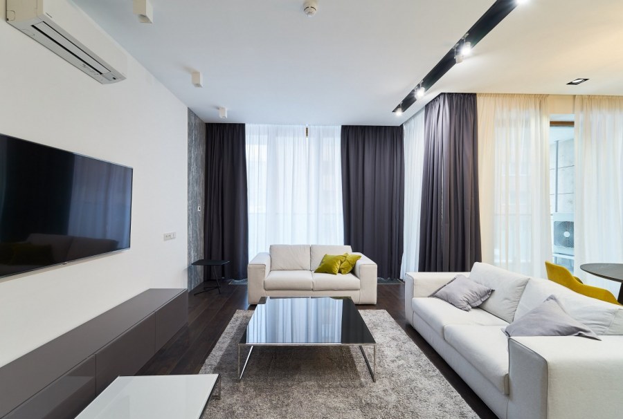 Маленькая гостиная с темным полом