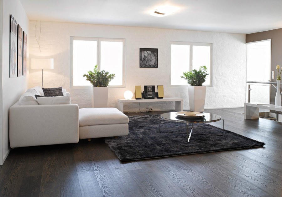 Светлый интерьер с темным полом