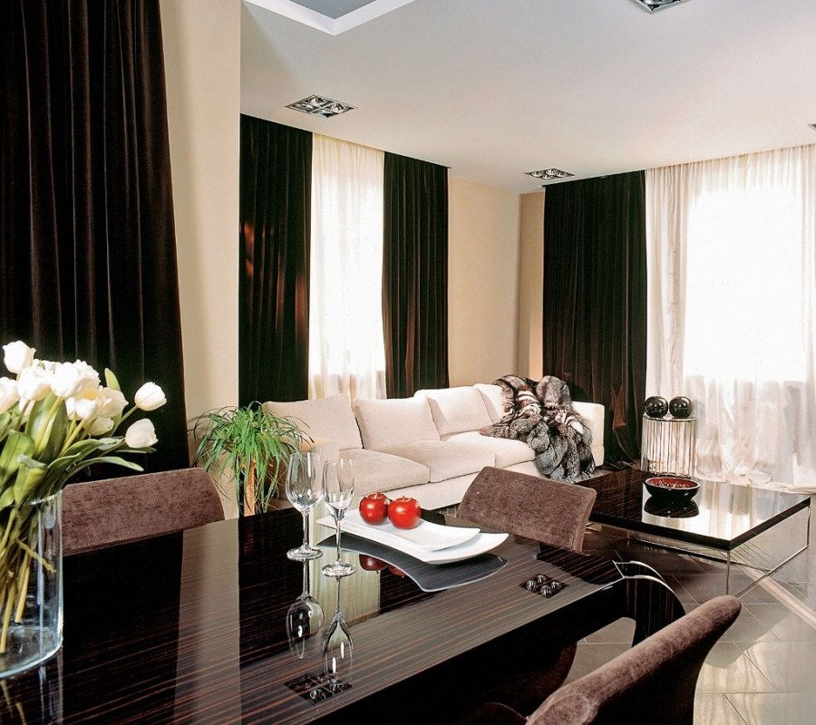 Гостиная с коричневыми шторами