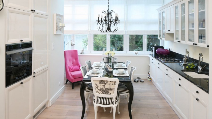 Белая кухня черные стулья