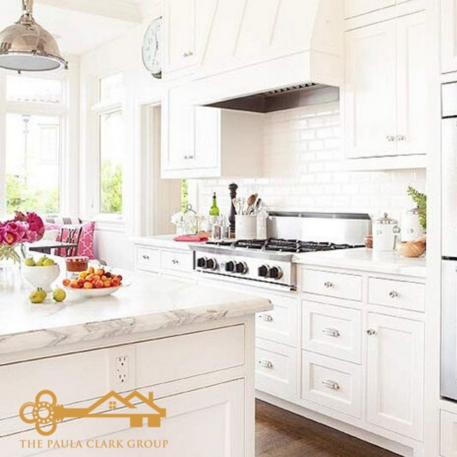 Светлые кухни в интерьере