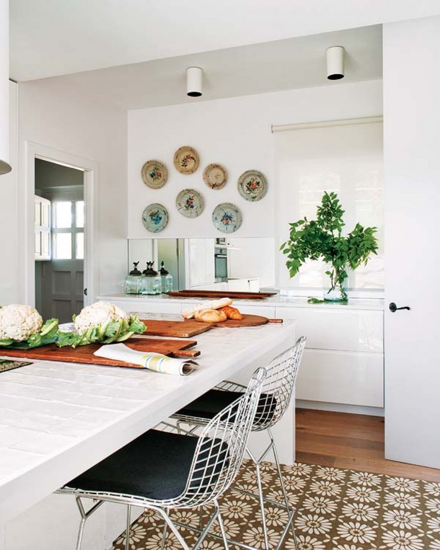 Белые стены в интерьере кухни