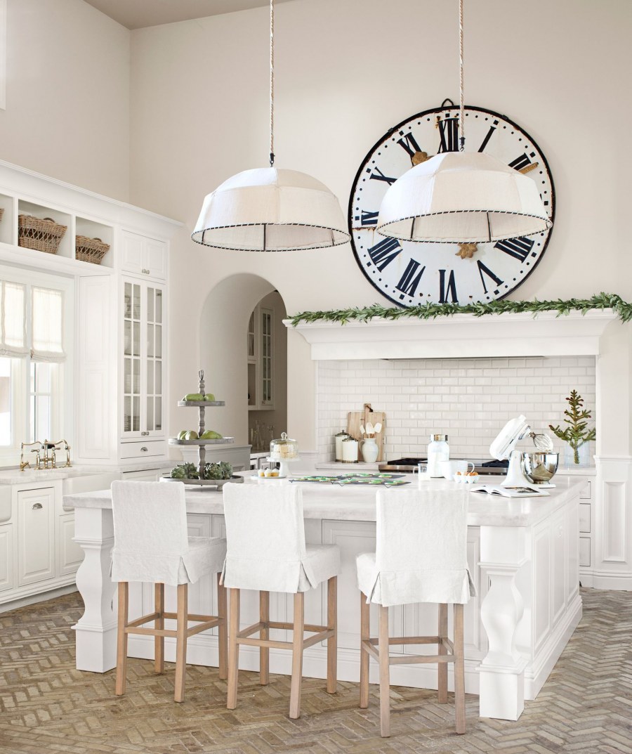 Часы на кухню белые