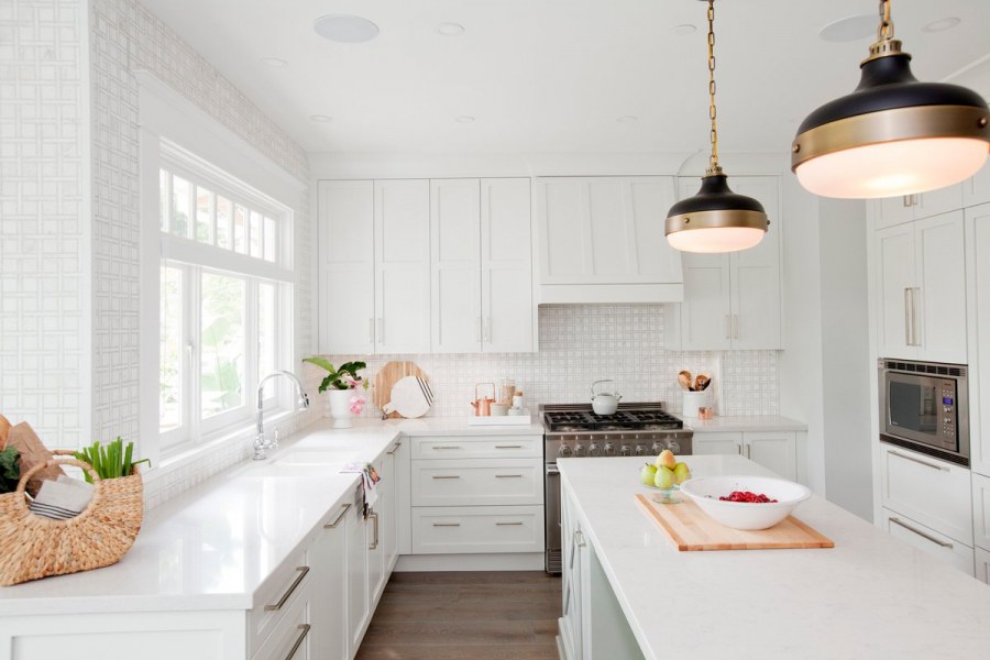 Полки над кухонным столом в скандинавском стиле