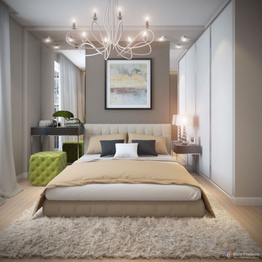 Спальня с зеркалами по бокам кровати