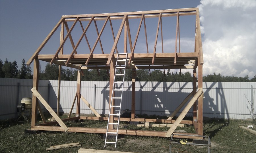 Дачный домик из поддонов