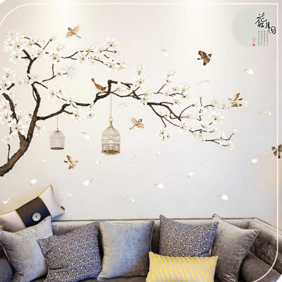 Декорирование стен наклейками