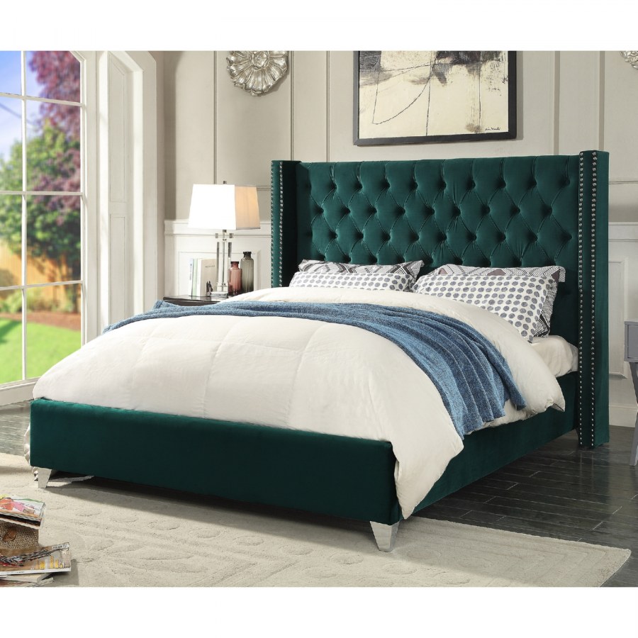 Мягкая зеленая кровать в интерьере