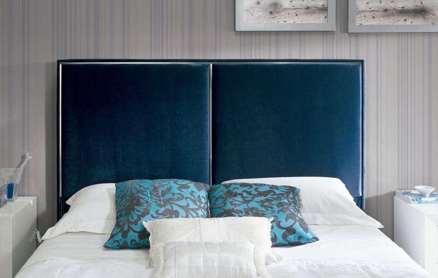 Кровать с голубым изголовьем