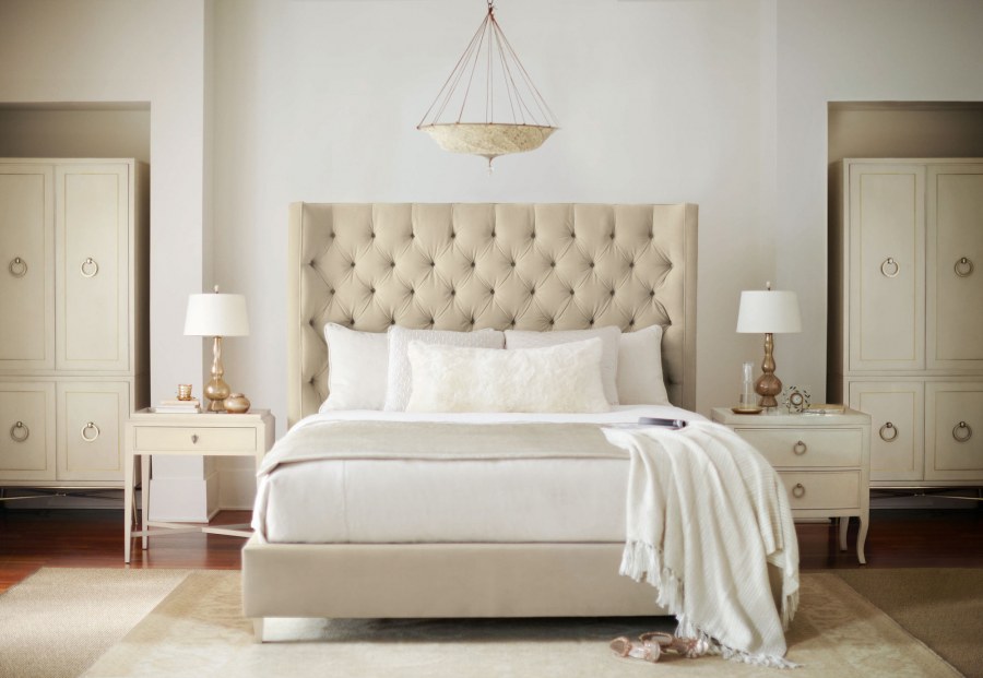 Темно бежевая кровать в интерьере спальни