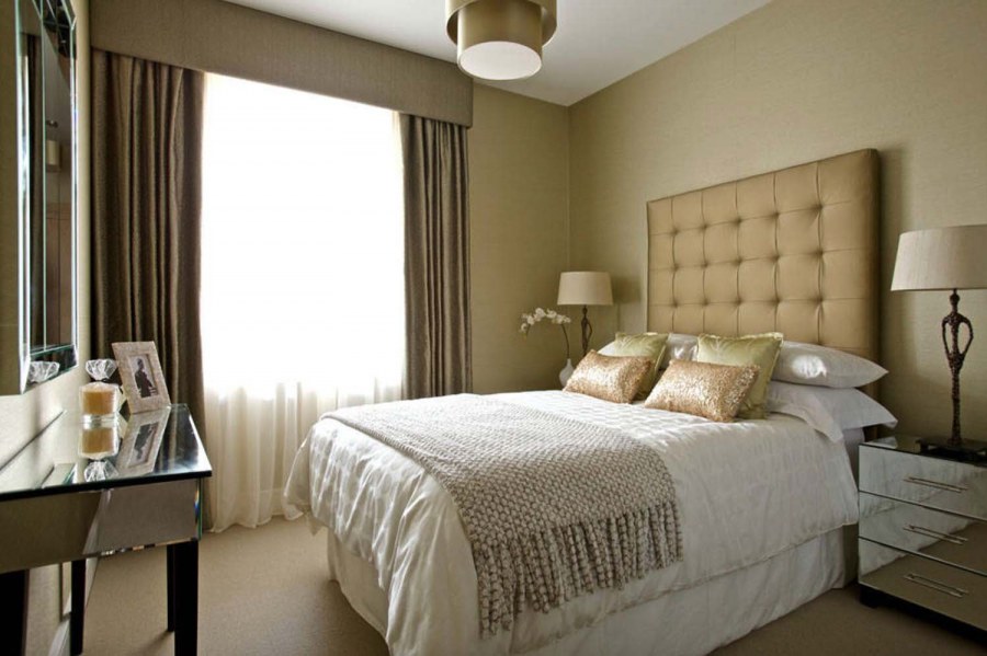 Уютная бежевая спальня