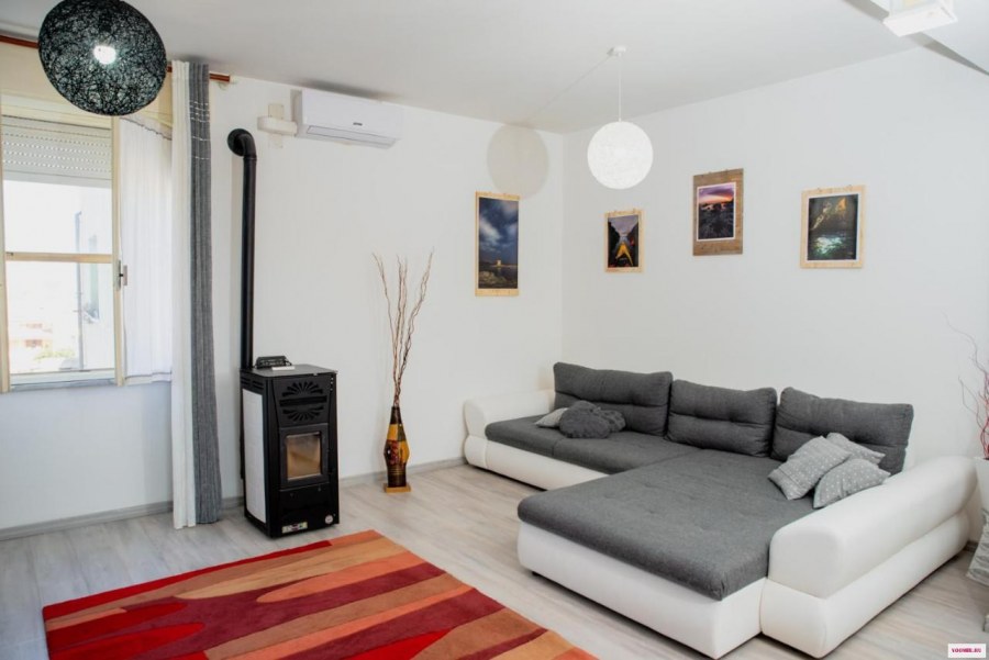 Деревянные элементы в интерьере гостиной