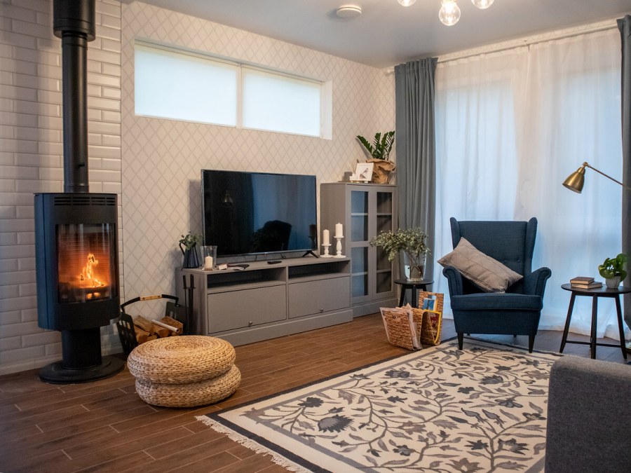 Фото портреты детей в гостинной на белой стене