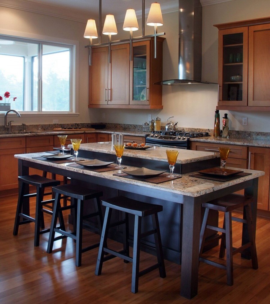 Кухонный остров с обеденной зоной